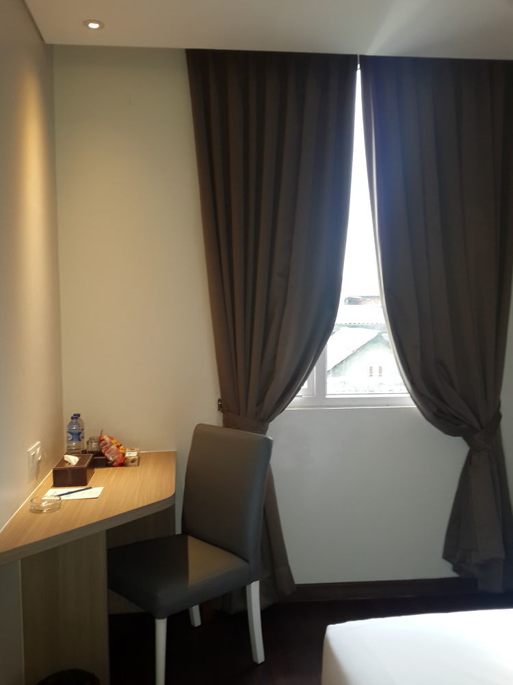 Hotel 88 Itc Fatmawati Jakarta By Wh Exterior photo