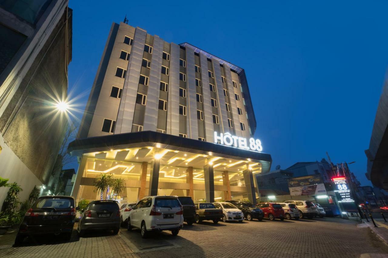 Hotel 88 Itc Fatmawati Jakarta By Wh Exterior photo